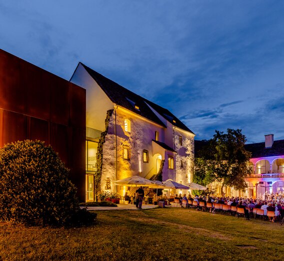 Beeindruckende Abendkulisse bei der Schlosshofserenade in Hartberg | © TV Oststeiermark | Wolfgang Spekner
